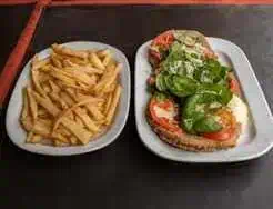 Milanesa caprese con papas fritas