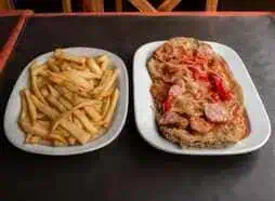 Milanesa española con papas fritas