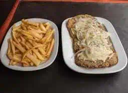 Milanesa Fugazzetta con papas fritas