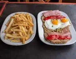 Milanesa Riojana con papas fritas