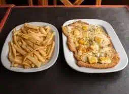 Milanesa Suprema 4 Quesos con papas fritas